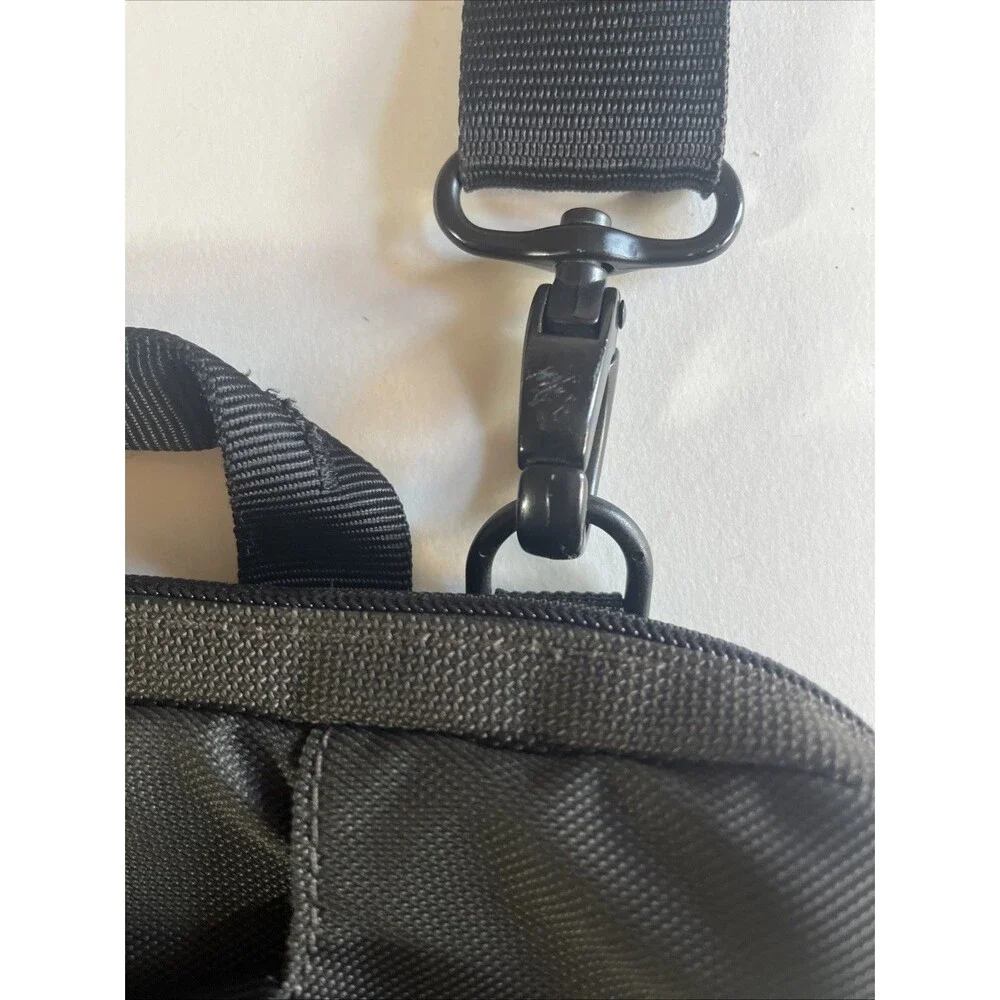 Incase Tablet Computer Bag Black Padded Slim Case Strap Handles Fits 11 Inch